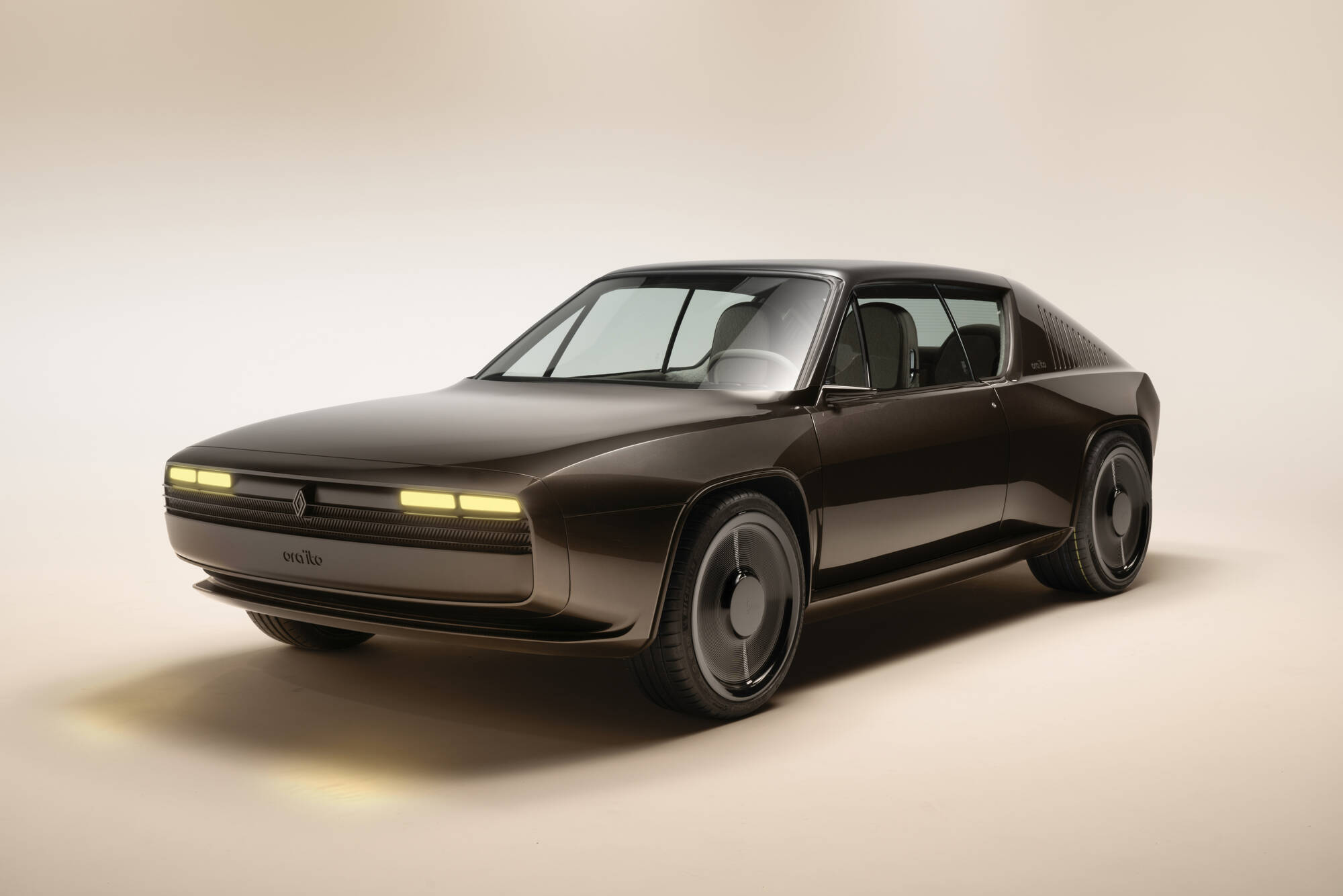 R17 ELECTRIC RESTOMOD x ORA ITO: TO EMΒΛΗΜΑΤΙΚΟ RENAULT 17 METAΤΡΕΠΕΤΑΙ ΣΕ ΕΝΑ ΣΤΙΛΑΤΟ ΗΛΕΚΤΡΙΚΟ “RESTOMOD”